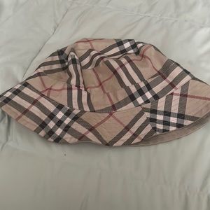Burberry bucket hat